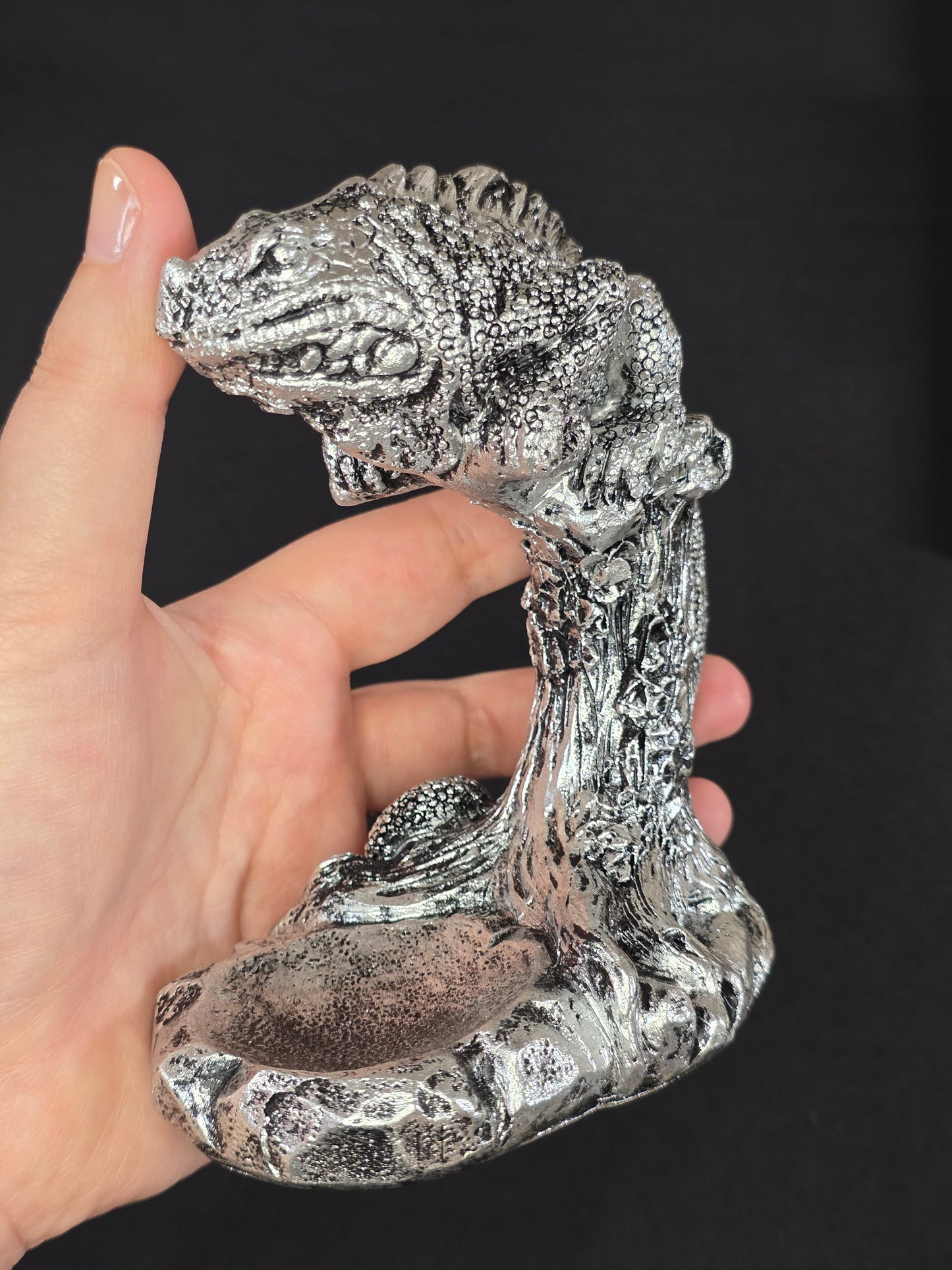 Resin Iguana Sphere Stand