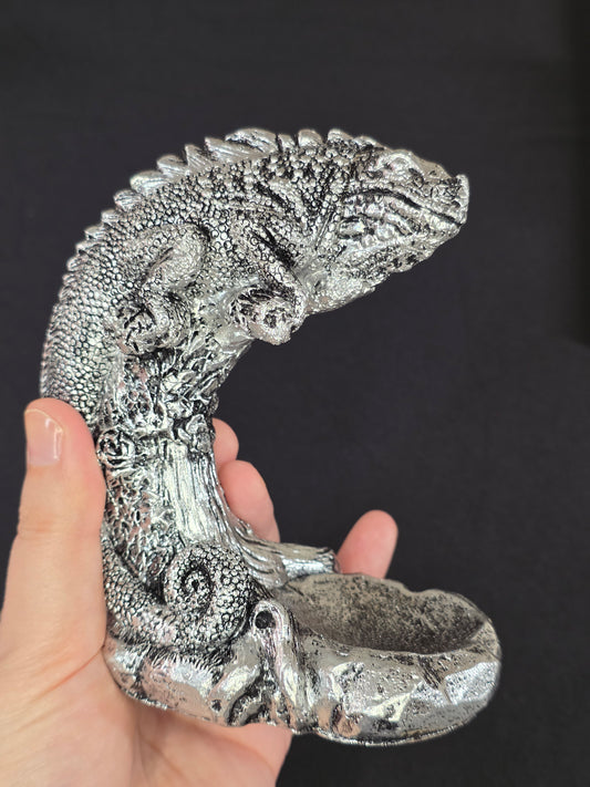 Resin Iguana Sphere Stand
