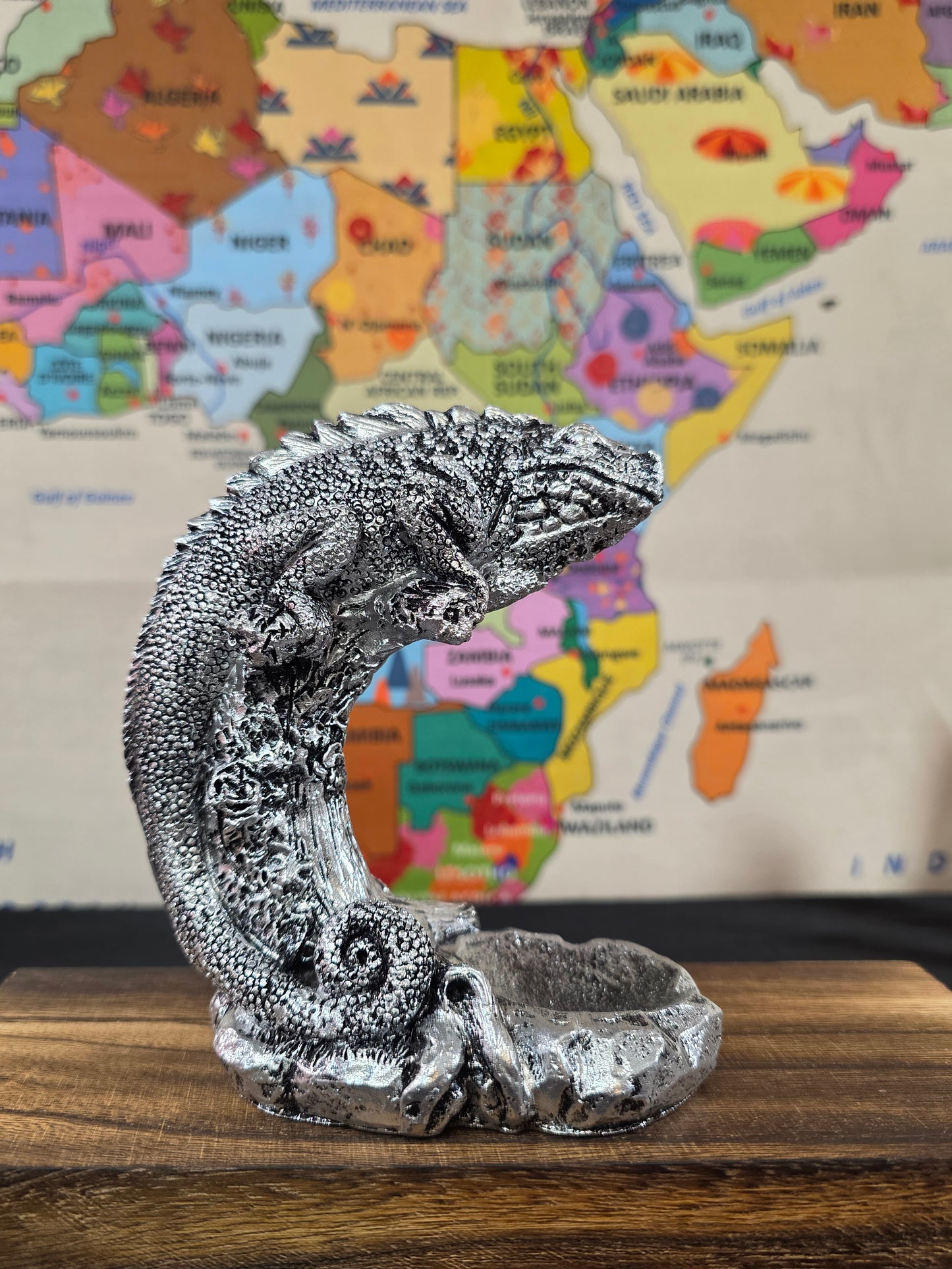 Resin Iguana Sphere Stand