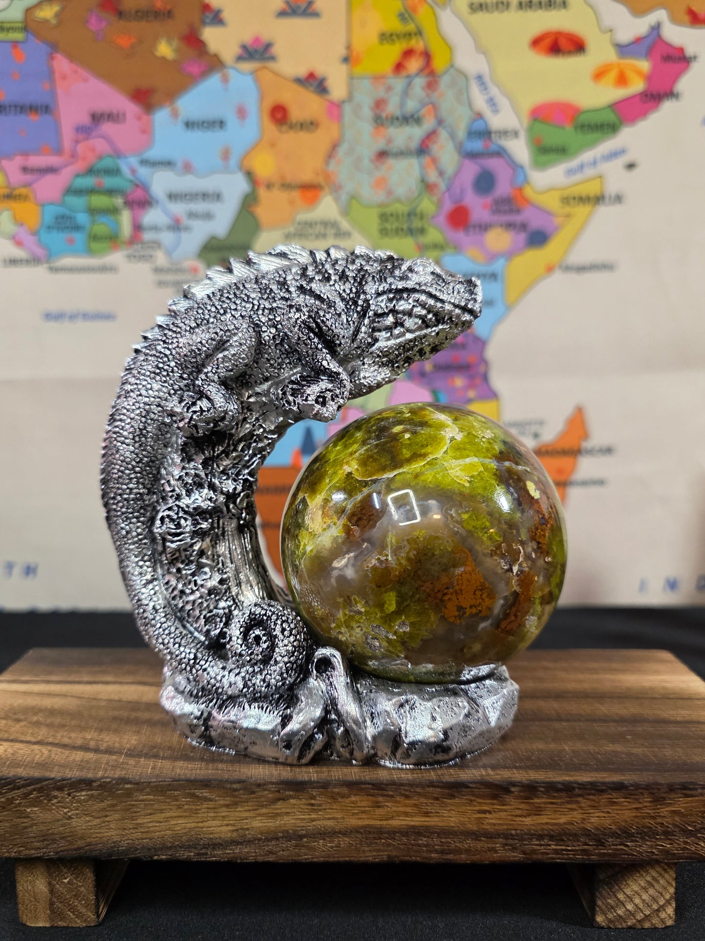 Resin Iguana Sphere Stand